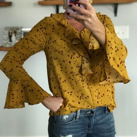 🌻Size Small Left🌻Bell Sleeve, Ruffle Front Top - Picture 2 of 7